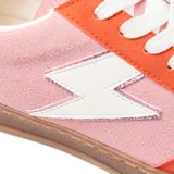 Zapatillas urbanas de simil cuero color rosa y naranja, con cordones blancos, suela marrón y detalle de rayo blanco en el lateral.