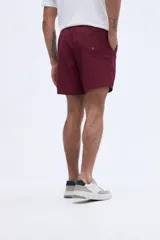Short de baño liso azul marino, de corte clásico con cintura elástica y cordón ajustable.