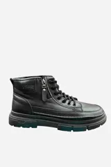 Bota corta de cuero sintético color negro, con cordones, suela chunky texturizada, cierre lateral y detalle de etiqueta decorativa en el lateral.