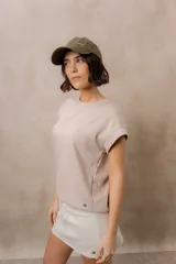 Sweater de punto color blanco, de corte relajado, con cuello redondo, manga corta japonesa de hombro caído y pretina ancha en la cintura.