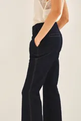 Pantalón sastrero de denim color azul oscuro con costuras a contratono. De corte recto y tiro medio-alto, con cierre metálico y gancho sastrero en el frente.