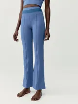 Legging flare largo de color azul, con cintura ancha de doble tejido y costuras verticales marcadas.