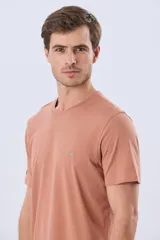 Remera lisa de manga corta y cuello redondo, color gris oscuro, de calce cómodo con pequeño logo bordado en el pecho.