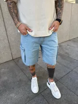 Bermuda de jean estilo cargo con bolsillos laterales y corte holgado. Presenta un lavado claro y costuras reforzadas.
