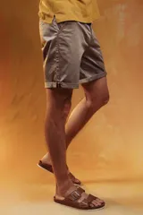 Bermuda de gabardina color tostado, con corte recto, bolsillos laterales y ruedo con dobladillo.