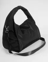 Cartera tipo shopper de tamaño grande, confeccionada en material sintético con acabado satinado. Presenta un diseño de hombro con asa integrada y un pequeño logo metálico en la esquina inferior.