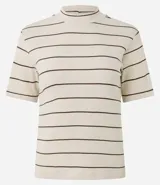 Blusa de ribana color marrón con rayas horizontales blancas, cuello medio, mangas cortas y corte ajustado.