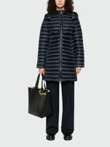 Plumífero largo con capucha Moncler modelo Igelong, color negro, con cierre frontal y diseño acolchado horizontal.