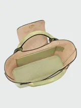 Cartera tipo tote en tamaño extra pequeño, confeccionada en cuero liso color verde oliva. Presenta una estructura rígida, doble asa corta superior y cierre con solapa y broche metálico con logo grabado.