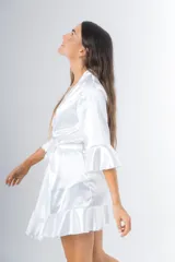 Bata corta color blanco de satén elastizado, con mangas tres cuartos con volados y lazo para atar en la cintura.