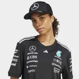 Gorra tipo trucker negra con paneles de malla en la parte trasera y lateral. Presenta visera precurvada y cierre trasero ajustable a presión. El logo de Mercedes-AMG Petronas Formula One Team está bordado en blanco en el panel frontal.