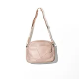 Bandolera beige de cuero sintético con correa de tela estampada ajustable.