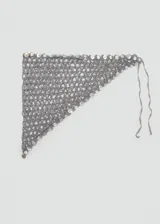 Pañuelo triangular de tejido de punto gris, decorado con pequeños botones de nácar a lo largo de los bordes y tiras finas para atar.