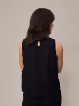 Musculosa color beige de lino y algodón, con cuello redondo y corte recto.