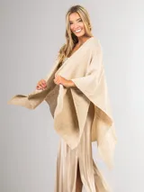 Ruana color beige de tejido liviano con destellos de mini lentejuelas.