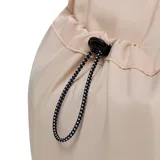 Bandolera de nylon color beige, de diseño holgado y redondeado con bolsillos frontales ajustables con cordón elástico y tope, correa ajustable negra y parche con logo de la marca.