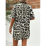 Conjunto de dos piezas compuesto por una camisa de manga corta con cuello italiano y cierre frontal de botones, y un short con cintura elástica y bolsillos laterales. Ambas prendas presentan un diseño estampado de animal print.