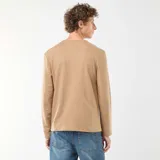 Camiseta de manga larga en color beige, con cuello panadero y cierre frontal de dos botones.