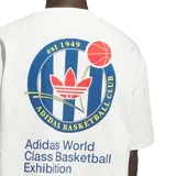 Remera de algodón color blanco con cuello redondo y corte holgado. Presenta un pequeño logo estampado en el pecho y un diseño gráfico grande en la espalda con el logo de Adidas y la inscripción Adidas World Class Basketball Exhibition.