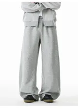 Pantalón deportivo baggy color negro, de algodón, con corte holgado y tiro alto.