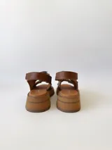 Sandalias de cuero color camel con plataforma y doble tira ancha con hebilla.