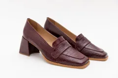 Zapato clásico color beige con textura croco, taco cuadrado y punta cuadrada.