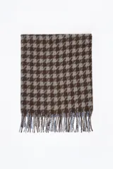 Bufanda con estampado pied de poule en tonos marrón y gris, con flecos en los extremos.