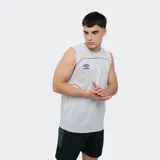Musculosa deportiva Umbro Balance de color negro, con detalles de ribetes grises en el pecho y el logo de la marca bordado en blanco.