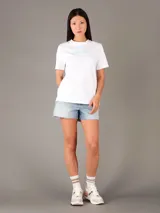 Remera de algodón de corte regular, con cuello redondo y manga corta. Presenta el logo de Calvin Klein estampado en el pecho en color contrastante.