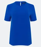 Blusa de tejido plano color azul marino, con cuello redondo, mangas cortas y cierre trasero tipo gota con botón.