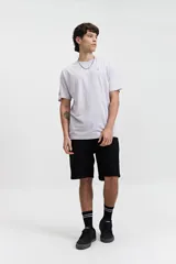 Bermuda de jean celeste, corte recto, con bolsillos delanteros y traseros, y presillas para cinturón.