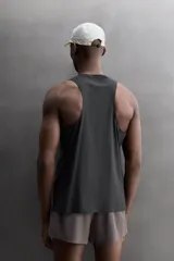 Musculosa deportiva Zara Athleticz de tejido ligero y elástico con paneles laterales de malla transpirable. Presenta cuello redondo, sisas amplias y bajo con aberturas laterales.
