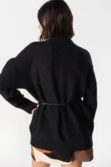 Saco abierto de punto color blanco, con diseño de textura cuadriculada en las mangas y corte holgado.