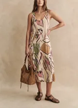 Vestido midi sin mangas con cuello redondo y diseño fluido, con estampado abstracto en tonos beige, verde, marrón y rosado.