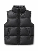 Chaleco puffer acolchado color negro, confeccionado en símil cuero, con cuello alto, cierre frontal y bolsillos laterales ribeteados.