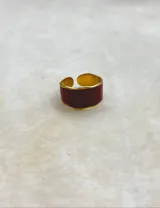 Anillo abierto de diseño minimalista con borde dorado y centro de resina con acabado perlado, disponible en colores negro, rojo y blanco.