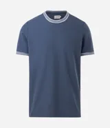 Remera regular de manga corta y cuello redondo color negro, con diseño texturizado y detalles de rayas contrastantes en cuello y puños.