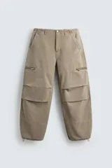 Pantalón cargo de corte relajado con efecto lavado, confeccionado en tejido de algodón. Presenta bolsillos frontales, bolsillos traseros con solapa y bolsillos con cierre de cremallera en las perneras. Incluye pliegues en las rodillas y ajuste en los tobillos.