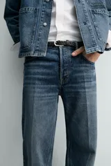 Jeans de mezclilla de algodón, tiro medio, con pierna recta y ajuste ligeramente holgado. Presenta efecto lavado y cierre frontal de botonadura.