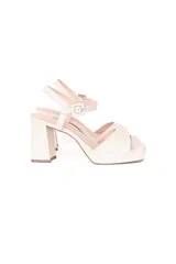 Sandalias de cuero color off-white, con plataforma, taco ancho alto y tira ajustable con hebilla en el tobillo.