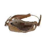 Cartera bandolera marrón con correa de mano y correa larga con logo de la marca.