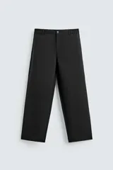 Pantalón de corte relaxed fit, con cintura ajustable, bolsillos delanteros y bolsillo trasero de plastrón. Presenta cierre frontal con cremallera y botón.