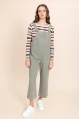 Mono enterizo verde oliva de corte holgado, con tirantes ajustables, bolsillo frontal y pernera ancha.