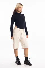 Body negro de algodón con cuello alto y mangas largas.