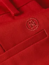 Pantalón de vestir rojo de corte recto con pinzas en la cintura.