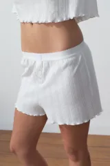 Short blanco de algodón con textura calada y cintura elastizada.