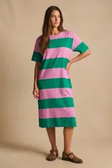 Vestido midi de tejido de punto con diseño de rayas horizontales anchas en color verde y rosado. Presenta cuello redondo, mangas cortas y un corte recto y holgado.