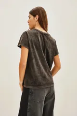 Remera de algodón con efecto lavado, cuello redondo y mangas cortas. Presenta un estampado frontal con un guepardo rodeado de flores y la palabra 'SAVAGE' en letras doradas.