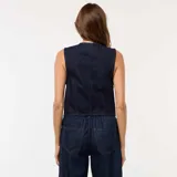 Chaleco de traje confeccionado en tejido denim de color azul oscuro, con escote en V, cierre frontal mediante botones y corte entallado.