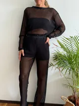 Remera de red negra con cuello redondo y mangas largas.